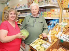 Sind stolz auf das Angebot des beroma-Lebensmittelladens an der Rolandstraße in der Hasseldelle: Marktleiterin Sibille Wuthenow und Hans-Peter Harbecke, Vorsitzender der beroma-Genossenschaft. (Foto: © Bastian Glumm)