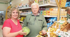 Sind stolz auf das Angebot des beroma-Lebensmittelladens an der Rolandstraße in der Hasseldelle: Marktleiterin Sibille Wuthenow und Hans-Peter Harbecke, Vorsitzender der beroma-Genossenschaft. (Foto: © Bastian Glumm)