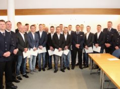 Gruppenfoto mit der Feuerwehr-Leitung und den Ausbildern: 16 junge Männer beginnen kommende Woche den Grundlehrgang bei der Berufsfeuerwehr. (Foto: © Bastian Glumm)