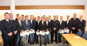 Gruppenfoto mit der Feuerwehr-Leitung und den Ausbildern: 16 junge Männer beginnen kommende Woche den Grundlehrgang bei der Berufsfeuerwehr. (Foto: © Bastian Glumm)