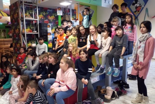 Die letzten Minuten vor der Bescherung sind für die Kinder ja meist ganz besonders lang. So auch im Felix Kids-Club, als die Spannung förmlich greifbar war, bevor es endlich Geschenke gab. (Foto: © Felix Kids-Club)