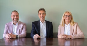 Diakonie Bethanien: Dr. Marc Deffland übernimmt Vorsitz Das neue Geschäftsführungsteam der Diakonie Bethanien (v.l.): Dr. Marc Deffland (Vorsitz), Dr. Stephan Ricken und Natalie Schaffert. (Foto: © Katrin Küllenberg/Diakonie Bethanien)