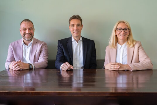 Das neue Geschäftsführungsteam der Diakonie Bethanien (v.l.): Dr. Marc Deffland (Vorsitz), Dr. Stephan Ricken und Natalie Schaffert. (Foto: © Katrin Küllenberg/Diakonie Bethanien)