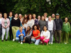 Absolventen der Abschlussklasse 2023 der Pflegeakademie Bethanien Solingen mit ihren Dozenten. (Foto: © Diakonie Bethanien)