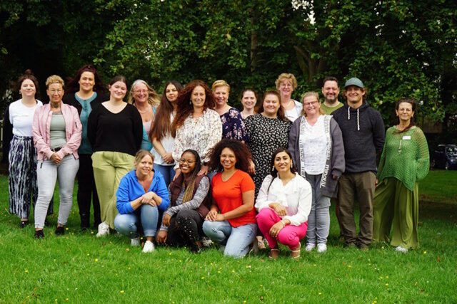 Absolventen der Abschlussklasse 2023 der Pflegeakademie Bethanien Solingen mit ihren Dozenten. (Foto: © Diakonie Bethanien)