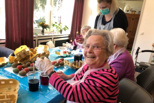 Färbten 500 Ostereier für die Solinger Tafel e.V.: Die Senioren der Wohngemeinschaft „Magnolie“ auf dem Gelände der Diakonie Bethanien in Aufderhöhe. (Foto: © Diakonie Bethanien)