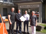 (v.li) Sebastian Heilsberger, Simon Preuß, Kai Goetze und Prof. Dr. med. Winfried J. Randerath vor dem Eingang des Krankenhaus Bethanien bei der Unterzeichnung der Kooperationsvereinbarung zur notfallmedizinischen Ausbildung. (Foto: © Feuerwehr Solingen)