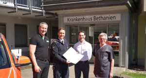 (v.li) Sebastian Heilsberger, Simon Preuß, Kai Goetze und Prof. Dr. med. Winfried J. Randerath vor dem Eingang des Krankenhaus Bethanien bei der Unterzeichnung der Kooperationsvereinbarung zur notfallmedizinischen Ausbildung. (Foto: © Feuerwehr Solingen)
