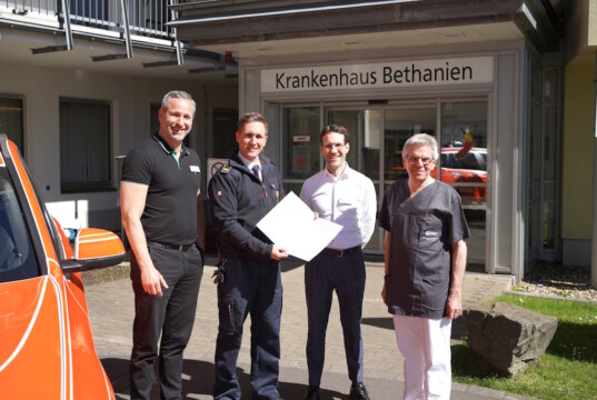 (v.li) Sebastian Heilsberger, Simon Preuß, Kai Goetze und Prof. Dr. med. Winfried J. Randerath vor dem Eingang des Krankenhaus Bethanien bei der Unterzeichnung der Kooperationsvereinbarung zur notfallmedizinischen Ausbildung. (Foto: © Feuerwehr Solingen)
