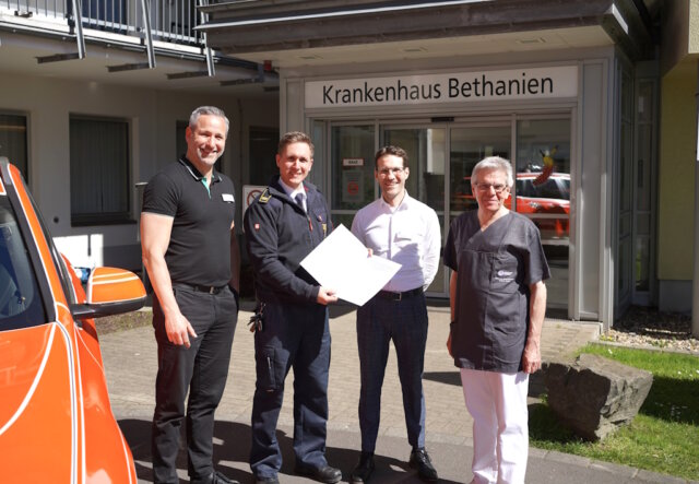 (v.li) Sebastian Heilsberger, Simon Preuß, Kai Goetze und Prof. Dr. med. Winfried J. Randerath vor dem Eingang des Krankenhaus Bethanien bei der Unterzeichnung der Kooperationsvereinbarung zur notfallmedizinischen Ausbildung. (Foto: © Feuerwehr Solingen)