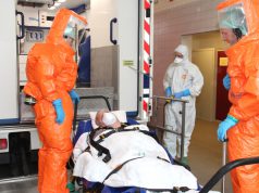 Übung in Solingen und Düsseldorf: Beamte der Berufsfeuerwehr Düsseldorf führten einen Hochinfektionstransport am Donnerstag von der Klingen- in die Landeshauptstadt durch. (Foto: © B. Glumm)