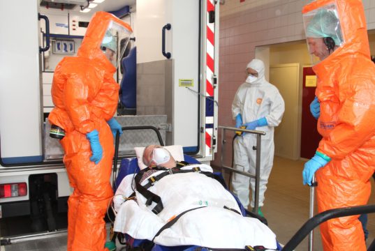 Übung in Solingen und Düsseldorf: Beamte der Berufsfeuerwehr Düsseldorf führten einen Hochinfektionstransport am Donnerstag von der Klingen- in die Landeshauptstadt durch. (Foto: © B. Glumm)