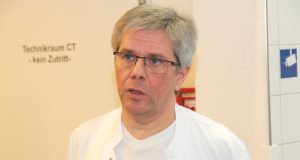 Prof. Dr. Winfried J. Randerath ist Chefarzt der Lungen-Fachklinik Bethanien in Aufderhöhe. (Foto: © Bastian Glumm)