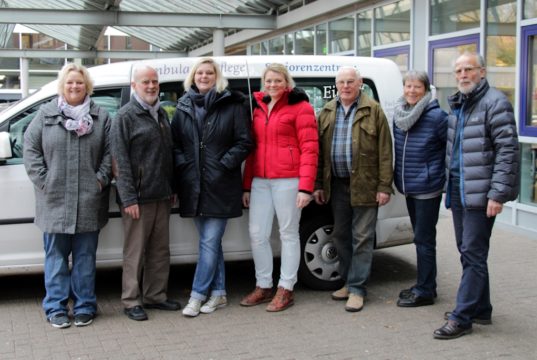 Freuten sich über 70 Säcke Kleiderspenden: v.li. Jeannette Schnittert (WG Magnolie, Beirat Dorper Kantorei), Axel Visser (Dorper Kantorei und Verein „Kinder von Tschernobyl / Solinger Hilfe für Minsk“) Nicole Odenhoven (WG Magnolie), Daniela Munkel (Pflegedienstleitung WG Magnolie), Friedhelm Butz, Karin de Vries und Friedhelm Reuter (Verein „Kinder von Tschernobyl / Solinger Hilfe für Minsk“). (Foto: © Diakonie Bethanien)
