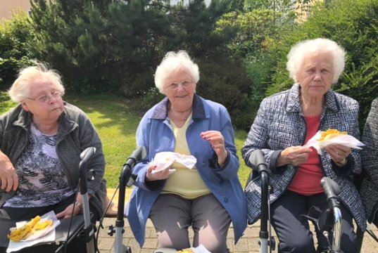 Der Verein Lebensherbst und die Löscheinheit Rupelrath erfüllten am Samstag mit leckeren Backfisch Herzenswünsche der Heimbewohner in Bethanien. (Foto: © Verein Lebensherbst)