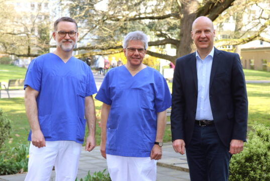 Wollen die Lungenfachklinik Bethanien in Aufderhöhe für die Zukunft fit machen: v.li. PD Dr. Lars Hagmeyer (seit dem 1. April 2022 neuer zweiter Chefarzt), Prof. Dr. Winfried Randerath, Chefarzt und Ärztlicher Direktor der Klinik, und Matthias Ruf, Vorsitzender der Geschäftsführung von Bethanien. (Foto: © Bastian Glumm)