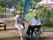 Die neue Plauderbank im Park der Diakonie Bethanien lädt zum Verweilen und Gespräch ein. (Foto: © Diakonie Bethanien)