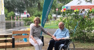 Die neue Plauderbank im Park der Diakonie Bethanien lädt zum Verweilen und Gespräch ein. (Foto: © Diakonie Bethanien)