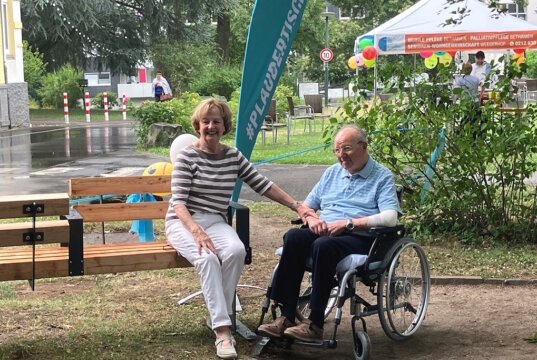 Die neue Plauderbank im Park der Diakonie Bethanien lädt zum Verweilen und Gespräch ein. (Foto: © Diakonie Bethanien)