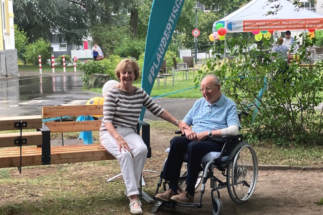 bethanien-plauderbank Die neue Plauderbank im Park der Diakonie Bethanien lädt zum Verweilen und Gespräch ein. (Foto: © Diakonie Bethanien)