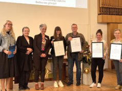 Mitarbeiter des Seniorenzentrums Solingen (Haus Buche, Haus Ahorn, Haus Eiche, Pflege- oase) mit den Zertifikaten für das „Deutsche Palliativsiegel“. (Foto: © Diakone Bethanien)