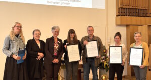 Mitarbeiter des Seniorenzentrums Solingen (Haus Buche, Haus Ahorn, Haus Eiche, Pflege- oase) mit den Zertifikaten für das „Deutsche Palliativsiegel“. (Foto: © Diakone Bethanien)