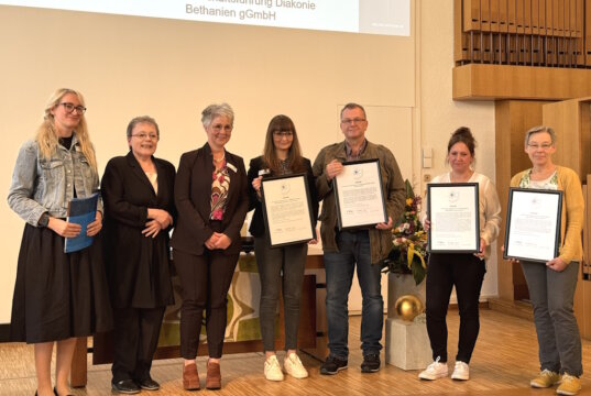 Mitarbeiter des Seniorenzentrums Solingen (Haus Buche, Haus Ahorn, Haus Eiche, Pflege- oase) mit den Zertifikaten für das „Deutsche Palliativsiegel“. (Foto: © Diakone Bethanien)