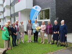 Das Sommerfest-Team des Diakonissen-Mutterhauses mit Brigitte Funk von der Solinger Tafel (4.v.r.). (Foto: © Diakonie Bethanien)