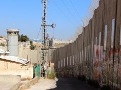 Hohe Mauern und Wachtürme an der Grenze zwischen Jerusalem und Bethlehem. Die israelische Regierung hält so palästinensische Terroristen auf Distanz und das außerordentlich effektiv. (Foto: © Bastian Glumm)