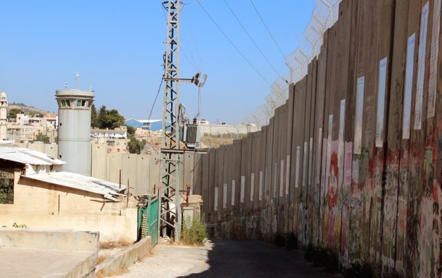 Hohe Mauern und Wachtürme an der Grenze zwischen Jerusalem und Bethlehem. Die israelische Regierung hält so palästinensische Terroristen auf Distanz und das außerordentlich effektiv. (Foto: © Bastian Glumm)