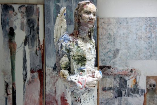 Ausgestellt wird „Das Bündel“ in der Grafikabteilung der Bürgerstiftung für verfolgte Künste. Dort korrespondiert das zeitgenössische Werk Ballendats mit Werken von Künstlern, die zwischen 1933 und 1945 vor den Nationalsozialisten fliehen mussten. (Foto: © Bettina Ballendat)