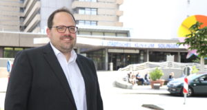 Jan Michael Lange will Oberbürgermeister werden und tritt bei den Wahlen im kommenden September für die Bürgergemeinschaft für Solingen (BfS) an. Ihm ist der Erhalt des Klinikums als Haus der Vollversorgung wichtig. (Foto: © Bastian Glumm)