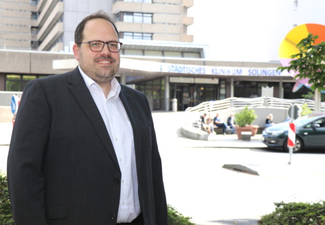 Jan Michael Lange will Oberbürgermeister werden und tritt bei den Wahlen im kommenden September für die Bürgergemeinschaft für Solingen (BfS) an. Ihm ist der Erhalt des Klinikums als Haus der Vollversorgung wichtig. (Foto: © Bastian Glumm)