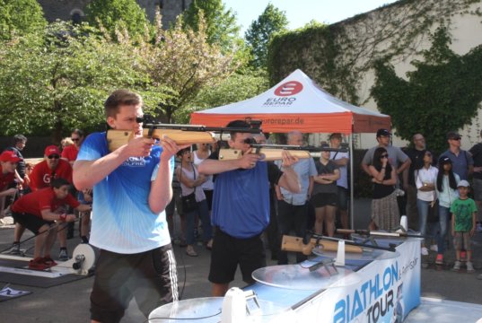 Eingeladen vom Stadtmarketing wird die Biathlon-Tour am 6. Juli den beliebtesten TV-Wintersport in Deutschland auf dem Fronhof hautnah präsentieren. (Foto: © www.biathlon-tour.de)