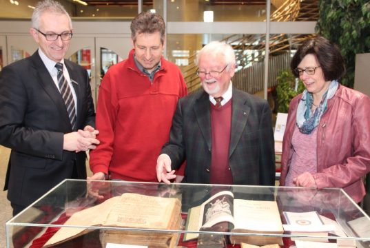 Eröffneten am Freitag eine Ausstellung historischer Bibeln in der Kassenhalle der Sparkassenhauptstelle: v.li. Sparkassen-Vorstand Manfred Kartenberg, Edgar Daub vom ACK Solingen, Bibelexperte Reinhold Schmitz, Prädikant im evangelischen Kirchenkreis und Dr. Ulrike Spengler-Reffgen vom Dekanat der Solinger Katholiken. (Foto: © B. Glumm)