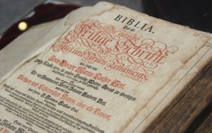 Es gibt in der Sparkassenhauptstelle einige Schmuckstücke zu sehen. Unter anderem eine Bibel aus dem Jahre 1755 mit Erläuterungen der Gelehrten Johann Sauberti und D. Salomon Classen. (Foto: © B. Glumm)