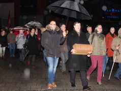 Die Teilnehmer der Prozession trotzten am Mittwochabend Wind und Wetter. Von der Stadtkirche zog der Bibelmarathon unter dem Gesang der Gläubigen nach St. Clemens um. Schirmherr Oberbürgermeister Tim Kurzbach trug die Lutherbibel vorneweg. (Foto: © B. Glumm)