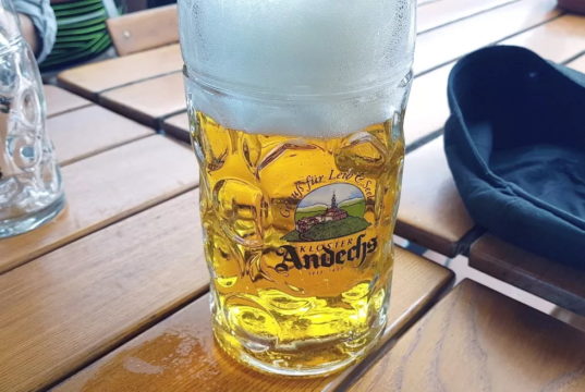 Auch Kneipen ohne Speisenangebot sind mit Tischen laut Vorgabe des Landes nun zulässig und dürfen unter Auflagen ihre Pforten wieder öffnen. (Archivfoto: © Bastian Glumm)