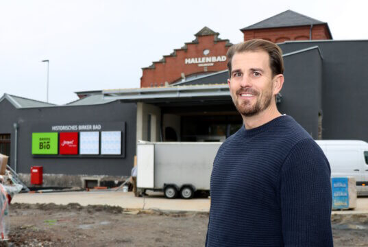 Benjamin Bliss zieht mit seinem Unternehmen Aerotask in das ehemalige Birker Bad. Neben einem Flugsimulator wird er dort auch eine Eventgastronimie, das "Birker Meer", anbieten. (Foto: © Bastian Glumm)