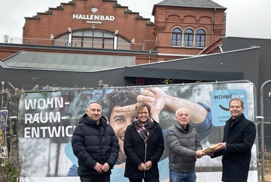 Freuen sich, dass am ehemaligen Birker Bad neue Wohnungen entstehen werden: v.li. Planer Kemal Ögütcü, Claudia Cestnik vom Stadtdienst Wohnen, Investor Andreas Borodimos und Baudezernent Andreas Budde. (Foto: © Stadt Solingen)