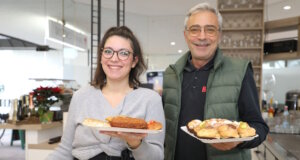 Freuen sich, mit dem Trupiano nach mehrmonatiger Zwangspause wieder durchstarten zu können: Carlo Trupiano und Mitarbeiterin Gloria. (Foto: © Bastian Glumm)