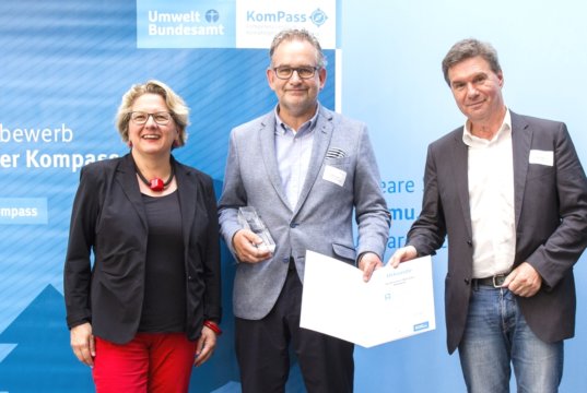 Bundesumweltministerin Svenja Schule zeichnetee die Technischen Betriebe Solingen mit dem "Blauen Kompass" 2018 aus. Manfred Müller (re.), TBS-Teilbetriebsleiter, und Falk Dornseifer, Vorsitzender des Zentralen Betriebsausschusses, nahmen den Preis in Berlin entgegeben. (Foto: © Stadt Solingen)