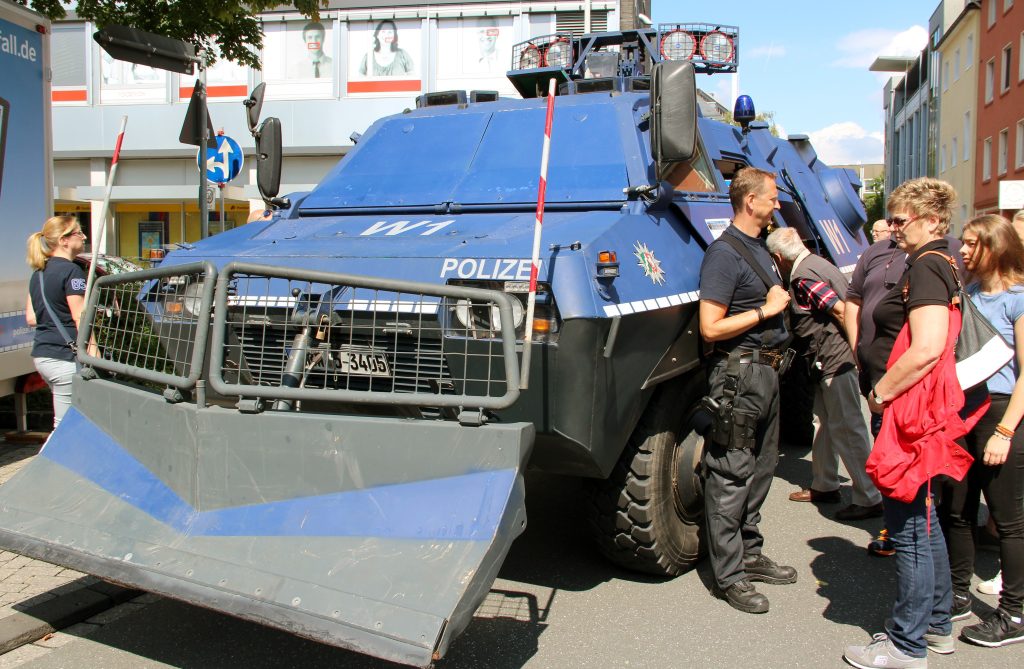 Am Sonntag hatten Neugierige unter anderem die einmalige Gelegenheit, einen Blick in das gepanzerte Räumfahrzeug der Polizei Wuppertal zu werfen. Die Solinger Polizei ließ sich beim "Blaulichttag" über die Schulter schauen. (Foto: © B. Glumm)