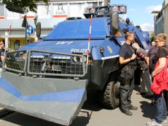 Am Sonntag hatten Neugierige unter anderem die einmalige Gelegenheit, einen Blick in das gepanzerte Räumfahrzeug der Polizei Wuppertal zu werfen. Die Solinger Polizei ließ sich beim "Blaulichttag" über die Schulter schauen. (Foto: © B. Glumm)