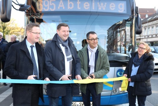 Seit Donnerstagnachmittag fährt der "BOB", Solingens Batterie-Oberleitungs-Bus, ganz offiziell. Feierlich wurde die Linie 695 eröffnet von Dr. Klaus Bonhoff (li.) Abteilungsleiter im Bundesverkehrsministerium (BMVI), Oberbürgermeister Tim Kurzbach und Cem Özdemir, der im Theater den Ehrenpreis "Schärfste Klinge" bekam. Rechts: SWS-Sprecherin Silke Rampe. (Foto: © Bastian Glumm)