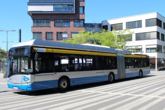 Vier BOBs, Batterie-O-Busse, sind bestellt, drei sind schon in Solingen. Einer ist bereits zugelassen und parkte gestern vor dem Rathaus in der City. (Foto: © Bastian Glumm)