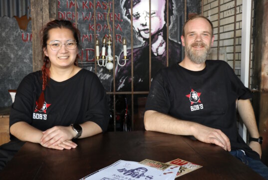 Freuen sich auf den Start des neuen “Bob’s Rock and Bowl“ in Ohligs: Yasmin Neubauer (stellv. Betriebsleiterin) und Betriebsleiter Sascha Kraemer. (Foto: © Bastian Glumm)