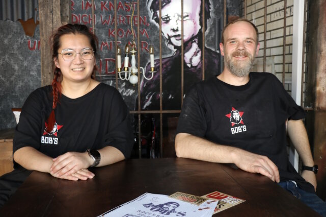 Freuen sich auf den Start des neuen “Bob’s Rock and Bowl“ in Ohligs: Yasmin Neubauer (stellv. Betriebsleiterin) und Betriebsleiter Sascha Kraemer. (Foto: © Bastian Glumm)