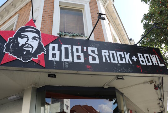 Das BOB’S Rock & Bowl an der Grünstraße wird seinen Betrieb einstellen. Erst im Sommer 2024 eröffnete der Gastronomiebetrieb in Ohligs eine Filiale. (Foto: © Bastian Glumm)