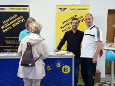Auf dem Sommerfest am Böckerhof wurden auch Bewegungsangebote vorgestellt. Christopher Winter (li.) vom Solinger Sportbund und Andreas Lukosch vom WMTV informierten die Besucher. (Foto: © Sanitätshaus Köppchen)
